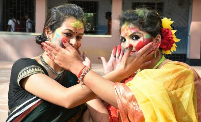 Kolkata celebrates Dol 