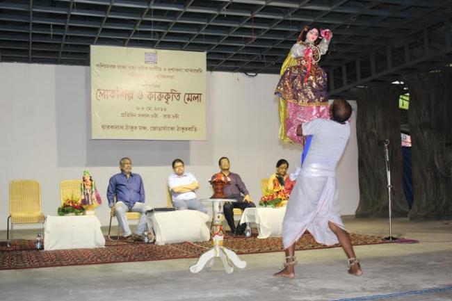 Kolkata:Theatre personality Rudraprasad Sengupta inaugurates the Lokshilpa O Karukriti Mela at Jorasanko Thakurbari