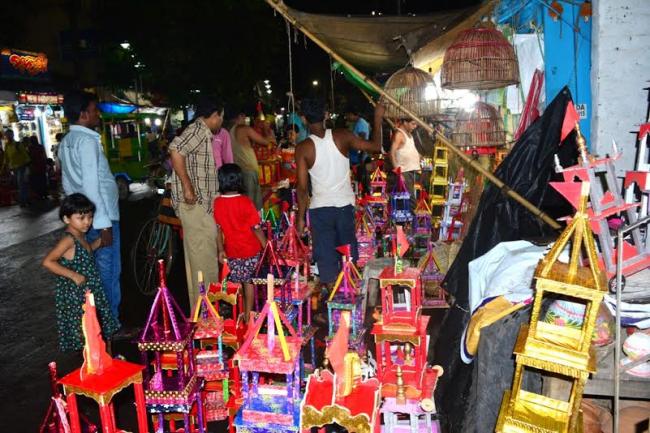 Kolkata kids indulge themselves in shopping ahead of Ratha Yatra