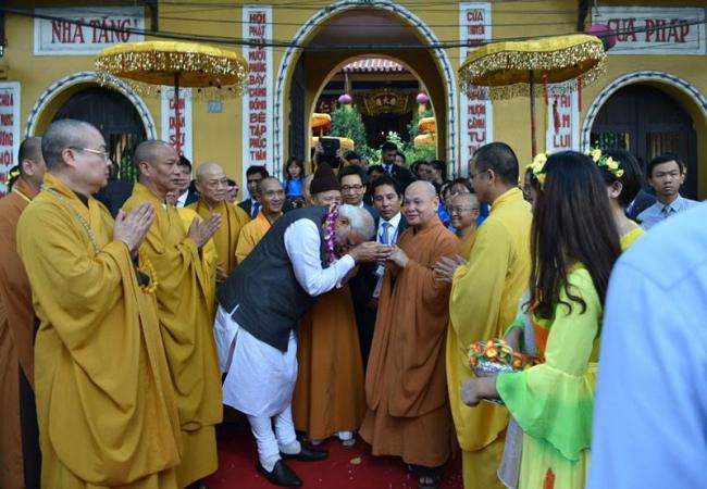 PM visits Quan Su Pagoda in Hanoi, interacts with monks
