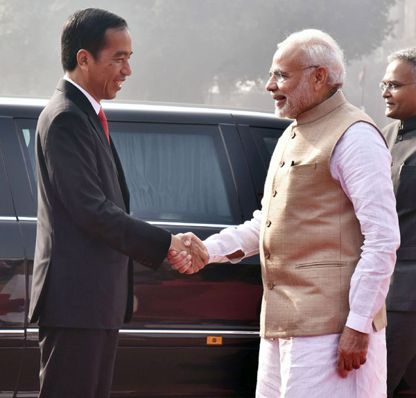  Narendra Modi with the President of Indonesia, Mr. Joko Widodo at the ceremonial welcome, at Rashtrapati Bhavan