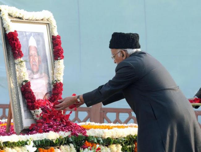 Hamid Ansari paying floral tributes at the Samadhi of the former President, Dr. Shankar Dayal Sharma on his death anniversary