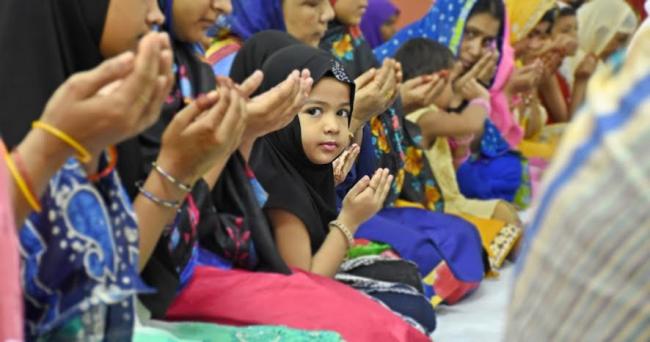 Women offer Eid prayers, greet each other in Kolkata