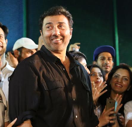 Sunny Deol and Ghayal Once Again team visits Box Cricket League match