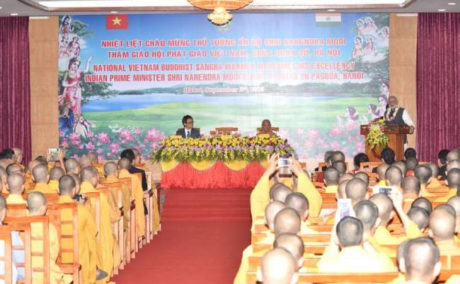 PM visits Quan Su Pagoda in Hanoi, interacts with monks