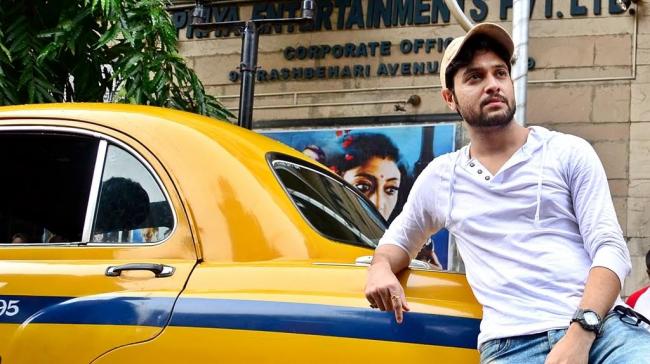 Kolkata: Swastika Mukherji, Parno Mitra, Ritwick Chakrabarty participate in special joyride to promote Shaheb Bibi Golaam