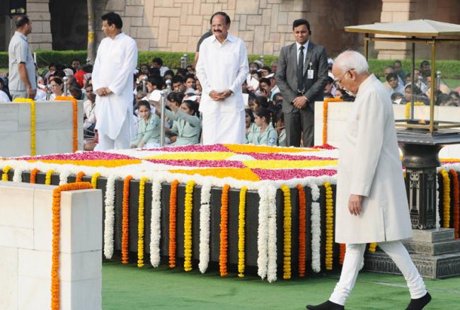 PM Modi, Prez Mukherjee pay tribute to Mahatma Gandhi, Lal Bahadur Shastri