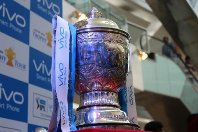 IPL fever starts in Kolkata with arrival of trophy