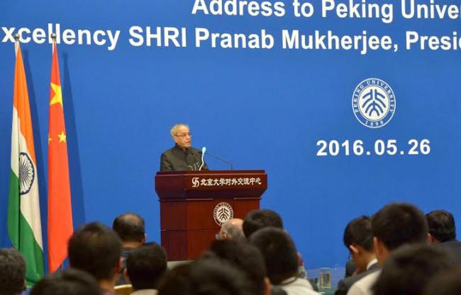  Pranab Mukherjee garlanding the bust of Gurudev Rabindranath Tagore