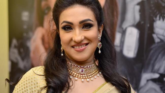 Shyam Sundar Jewellers launches diamond collection, Rituparna promotes brand 