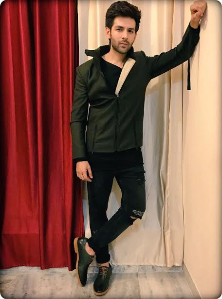 Kartik Aaryan slays award shows with his quirkiness