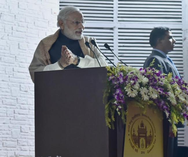 Narendra Modi being received on his arrival, at Varanasi, Uttar Pradesh