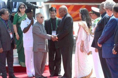 Pranab Mukherjee being received by the Deputy Prime Minister of Papua New Guinea, Mr. Leo Dion