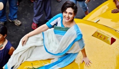 Kolkata: Swastika Mukherji, Parno Mitra, Ritwick Chakrabarty participate in special joyride to promote Shaheb Bibi Golaam