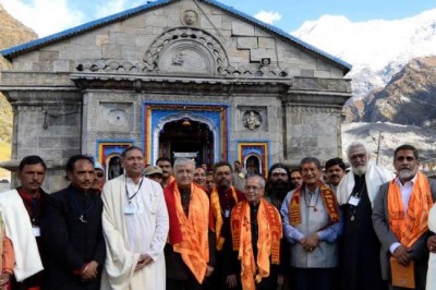 Pranab Mukherjee visits Kedarnath Temple