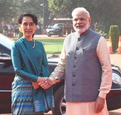  Narendra Modi receiving the State Counsellor of Myanmar, Ms. Aung San Suu Kyi
