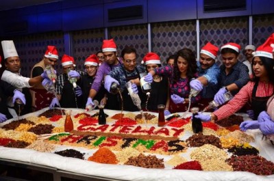 Kolkata: Byomkesh Pawrbo team takes part in cake mixing at The Gateway hotel