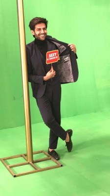 Kartik Aaryan slays award shows with his quirkiness