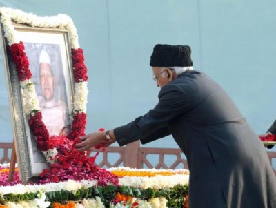 Hamid Ansari paying floral tributes at the Samadhi of the former President, Dr. Shankar Dayal Sharma on his death anniversary