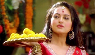 Sonakshi Sinha experiences 'fan moment' meeting Deepa Malik