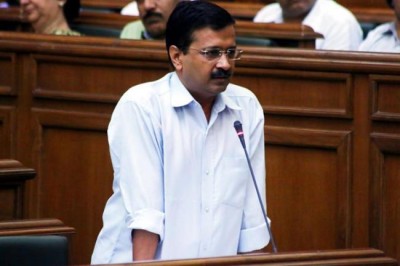 Kejriwal urges Mamata Banerjee to keep up the fight against demonetisation