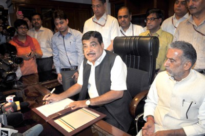 PM Modi greets Nitin Gadkari on latter's birthday