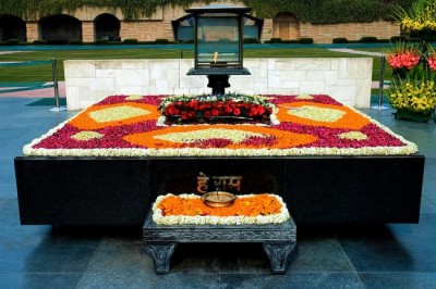 Ashutosh's Mahatma Gandhi comment: Congress holds protest at Rajghat