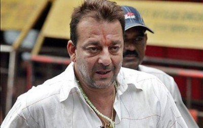 Sanjay Dutt reaches home, fans welcome him
