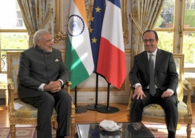 PM Modi welcomes French President FranÃ§ois Hollande on his arrival in India