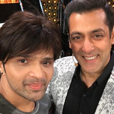 Salman Khan sings â€˜Aap Se Mausiiquiiâ€™ along with Himesh Reshammiya on Bigg Boss