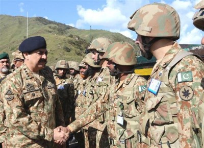 Raheel Sharif visits LOC