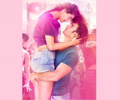 Hrithik Roshan admires Vaani's dance moves