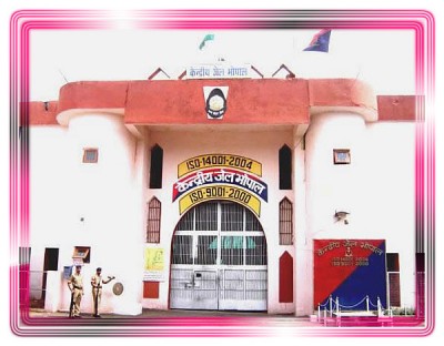 8 SIMI militants escape from Bhopal prison
