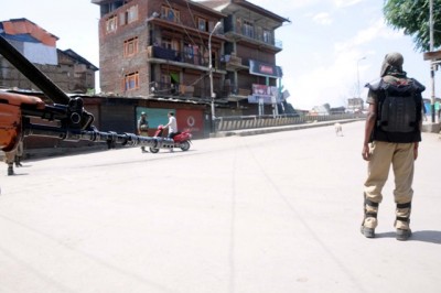 Kashmir: Suspected militants snatch rifle from police picket