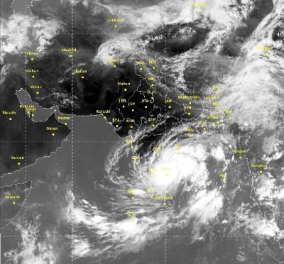 Cyclone Roanu follows Indian east coast and deposits heavy rain  