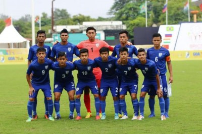 India go down fighting against China