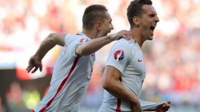 Poland defeat Northern Irish for first EURO win