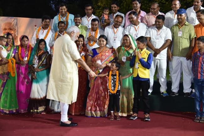 Narendra Modi flagging off the Tiranga Yatra