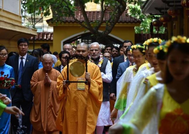PM visits Quan Su Pagoda in Hanoi, interacts with monks