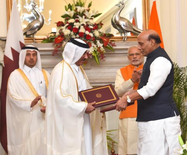 Hamid Ansari paying homage at the portrait of the former President, Dr. Rajendra Prasad on his 132nd birth anniversary