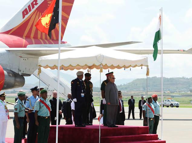 Pranab Mukherjee being received by the Deputy Prime Minister of Papua New Guinea, Mr. Leo Dion