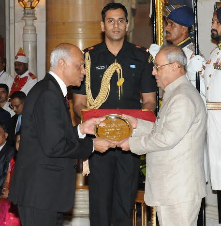 Pranab Mukherjee presenting Dr. B.C. Roy National Award 2008