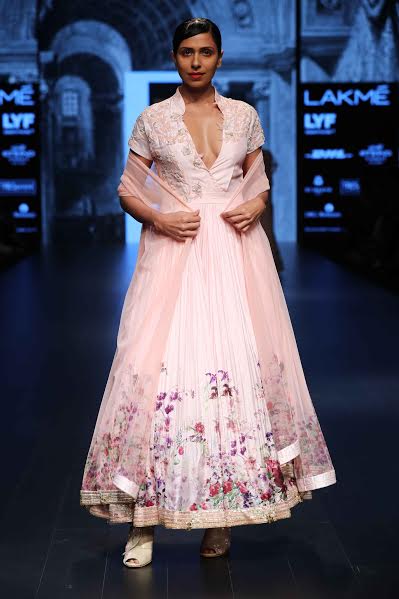 Ileana D'Cruz sizzles LFW ramp