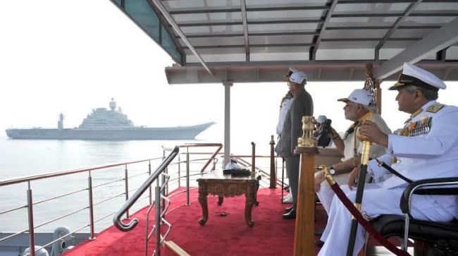 Narendra Modi received by the Union Minister for Defence, Manohar Parrikar 