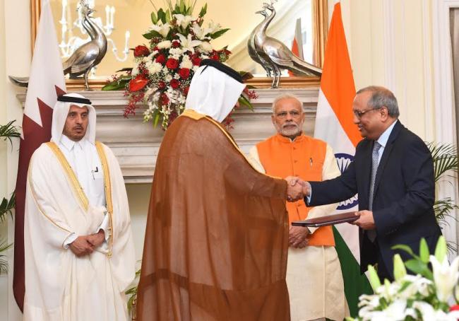 Hamid Ansari paying homage at the portrait of the former President, Dr. Rajendra Prasad on his 132nd birth anniversary
