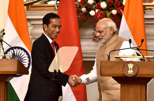 Narendra Modi with the President of Indonesia, Mr. Joko Widodo at the ceremonial welcome, at Rashtrapati Bhavan