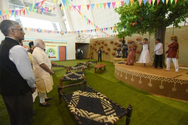 Pranab Mukherjee presenting the Nari Shakti Puruskars for the year 2016 to Chhanv Foundation