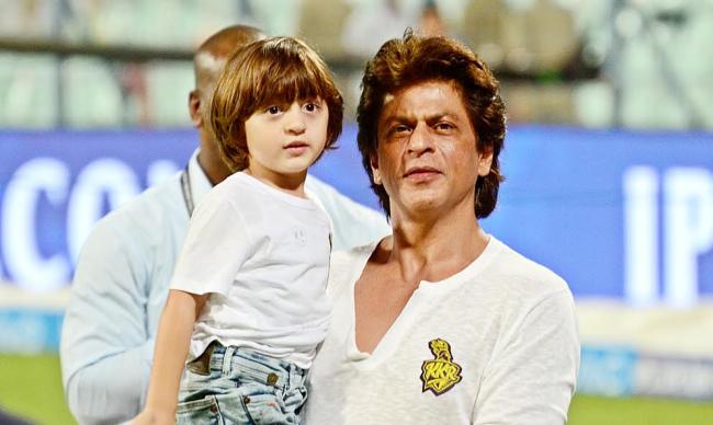 SRK along with AbRam visit Eden Gardens to cheer for KKR