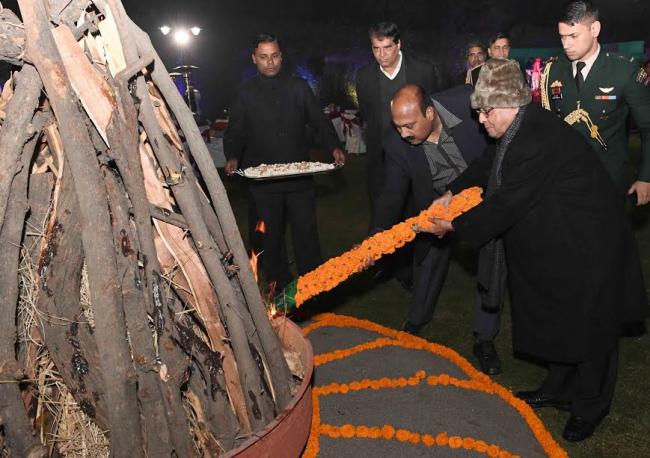 Pranab Mukherjee with the Students and Children from Nonei, Manipur attending the National Integration Tour