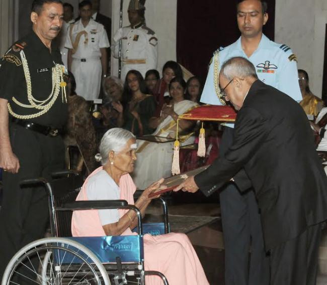 Pranab Mukherjee presenting the Nari Shakti Puruskars for the year 2016 to Chhanv Foundation